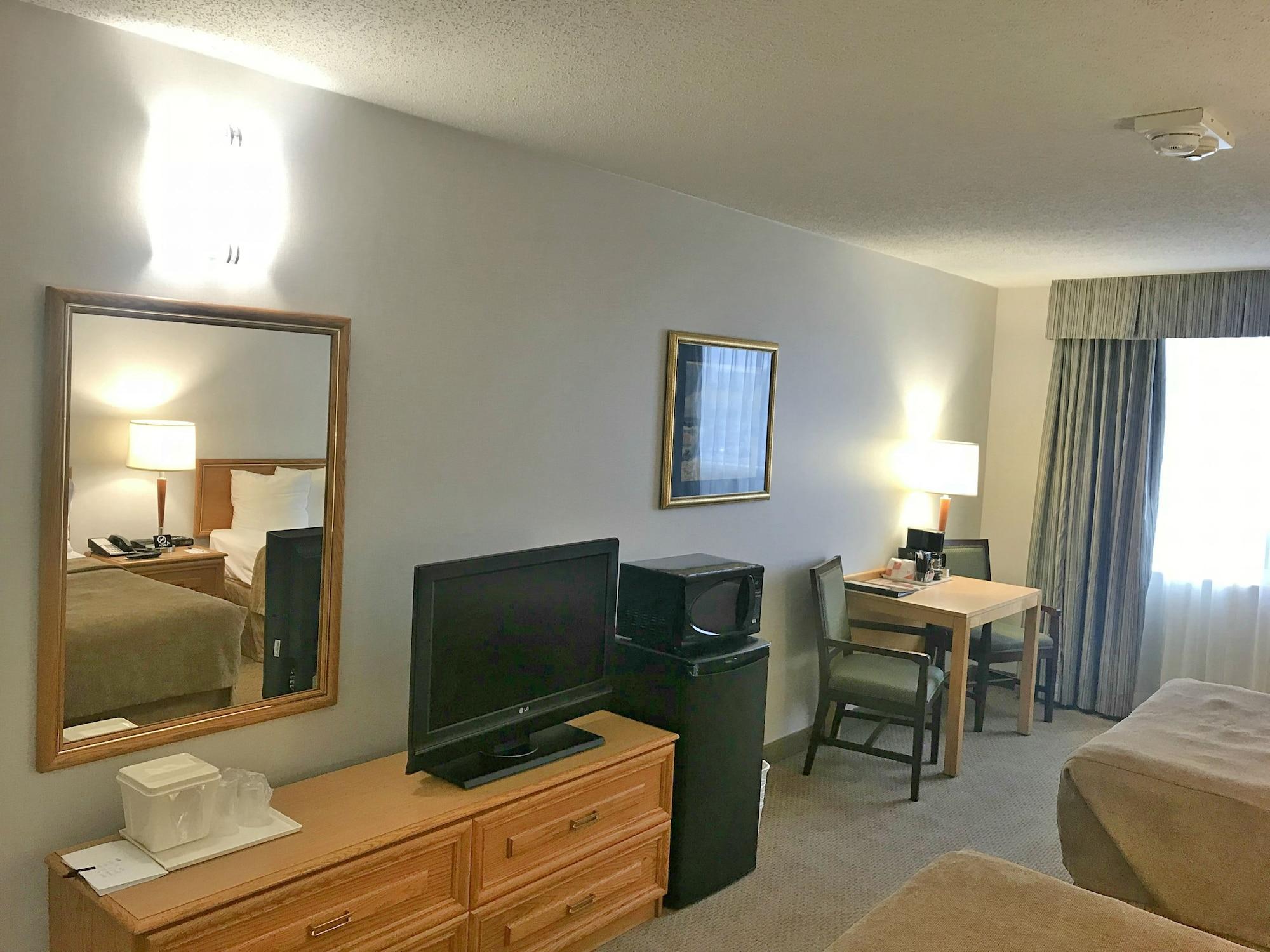 Quality Inn And Suites Montreal East Esterno foto