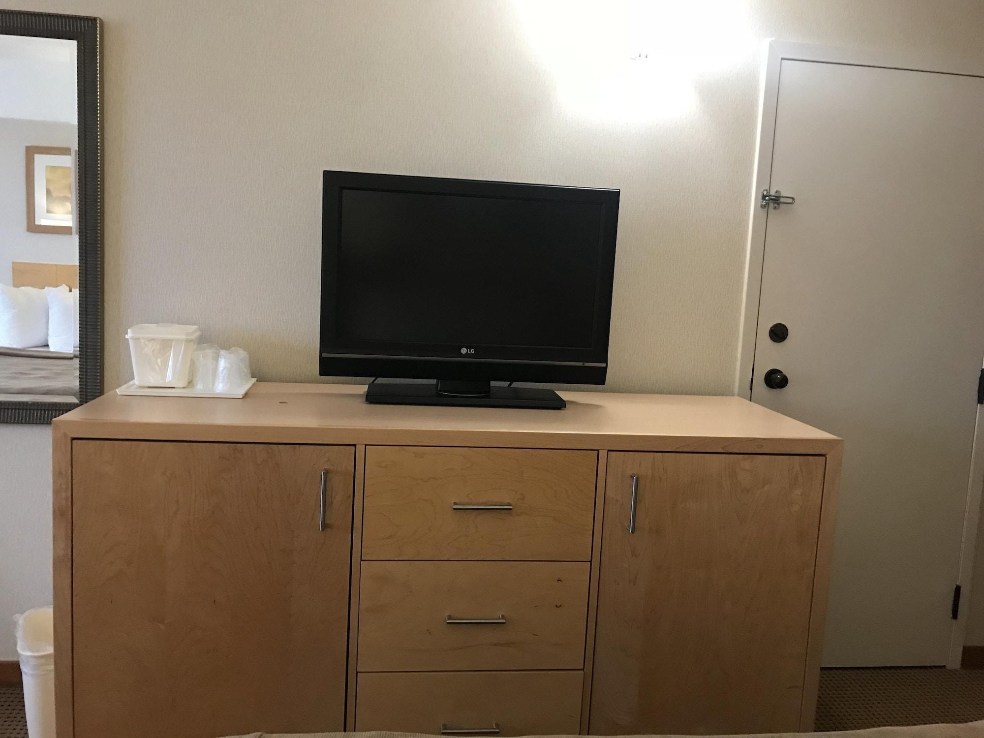 Quality Inn And Suites Montreal East Esterno foto