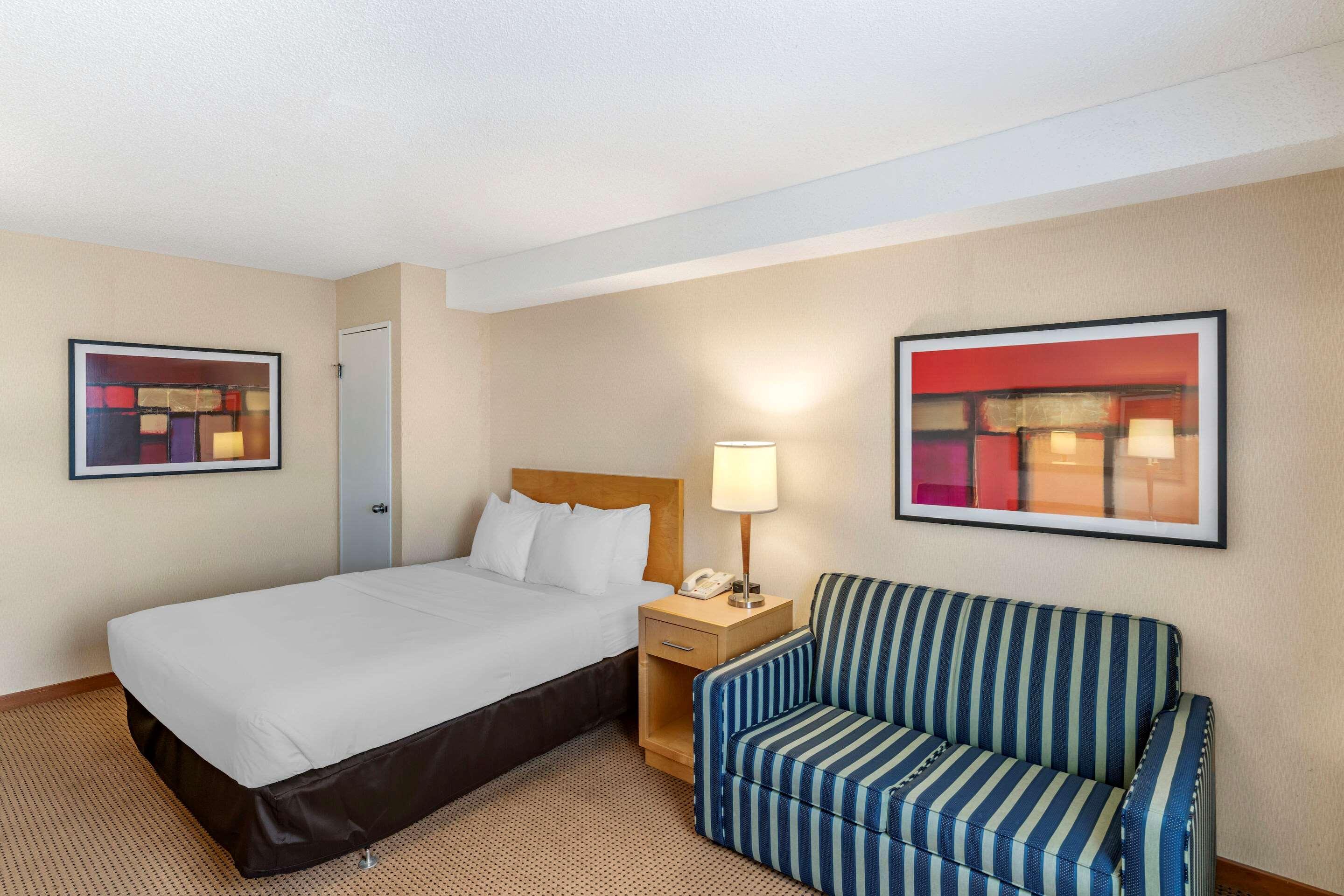 Quality Inn And Suites Montreal East Esterno foto