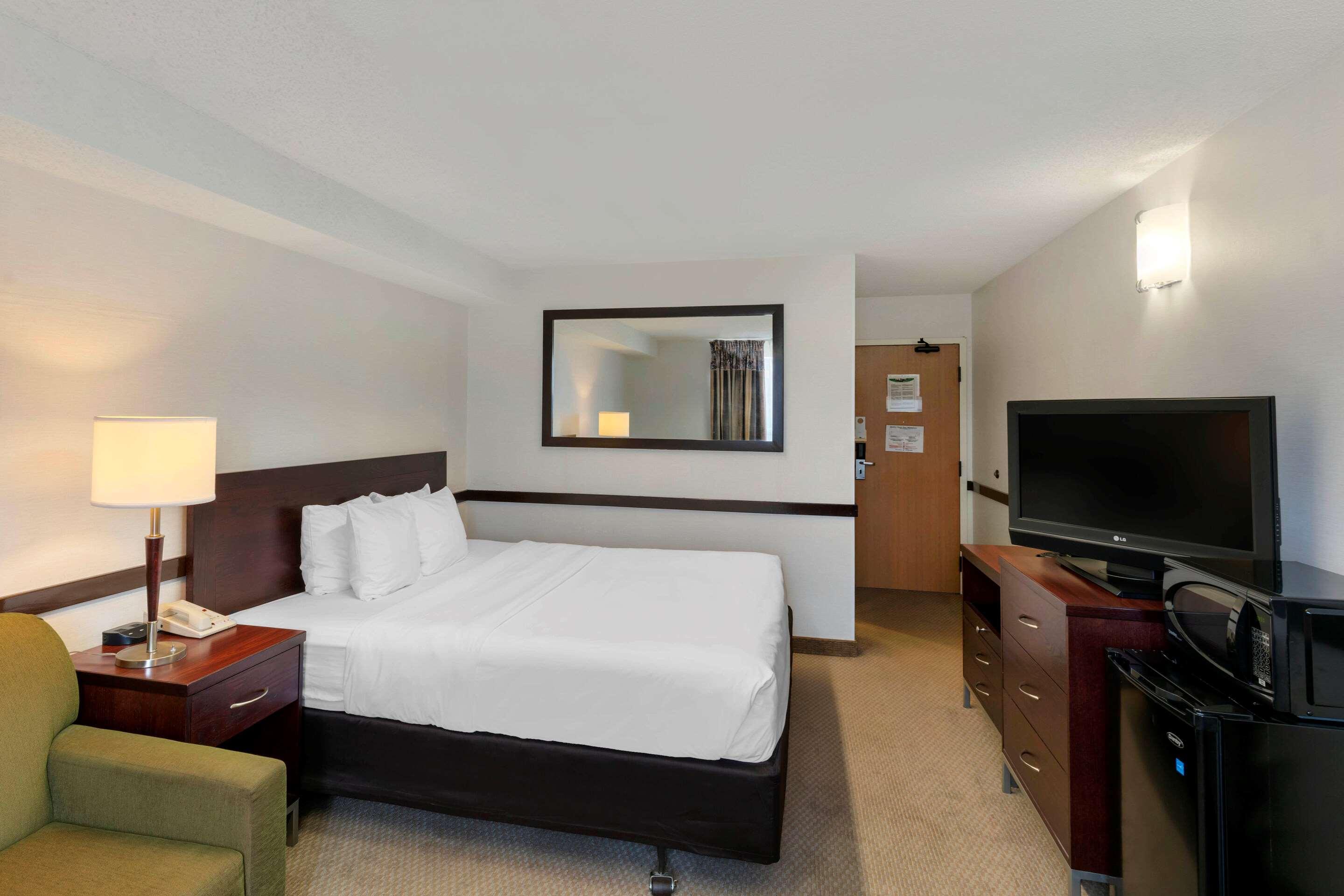 Quality Inn And Suites Montreal East Esterno foto