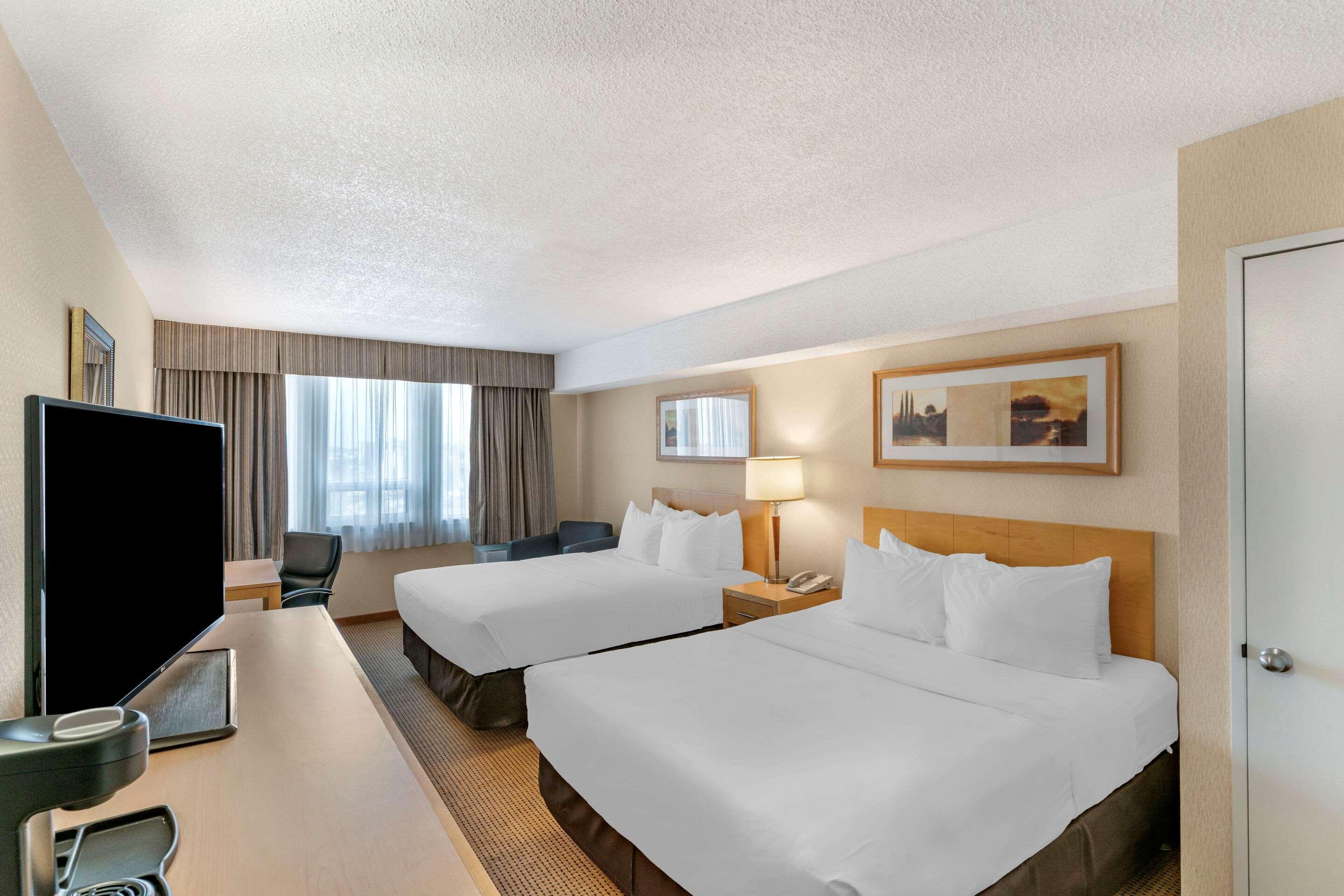 Quality Inn And Suites Montreal East Esterno foto