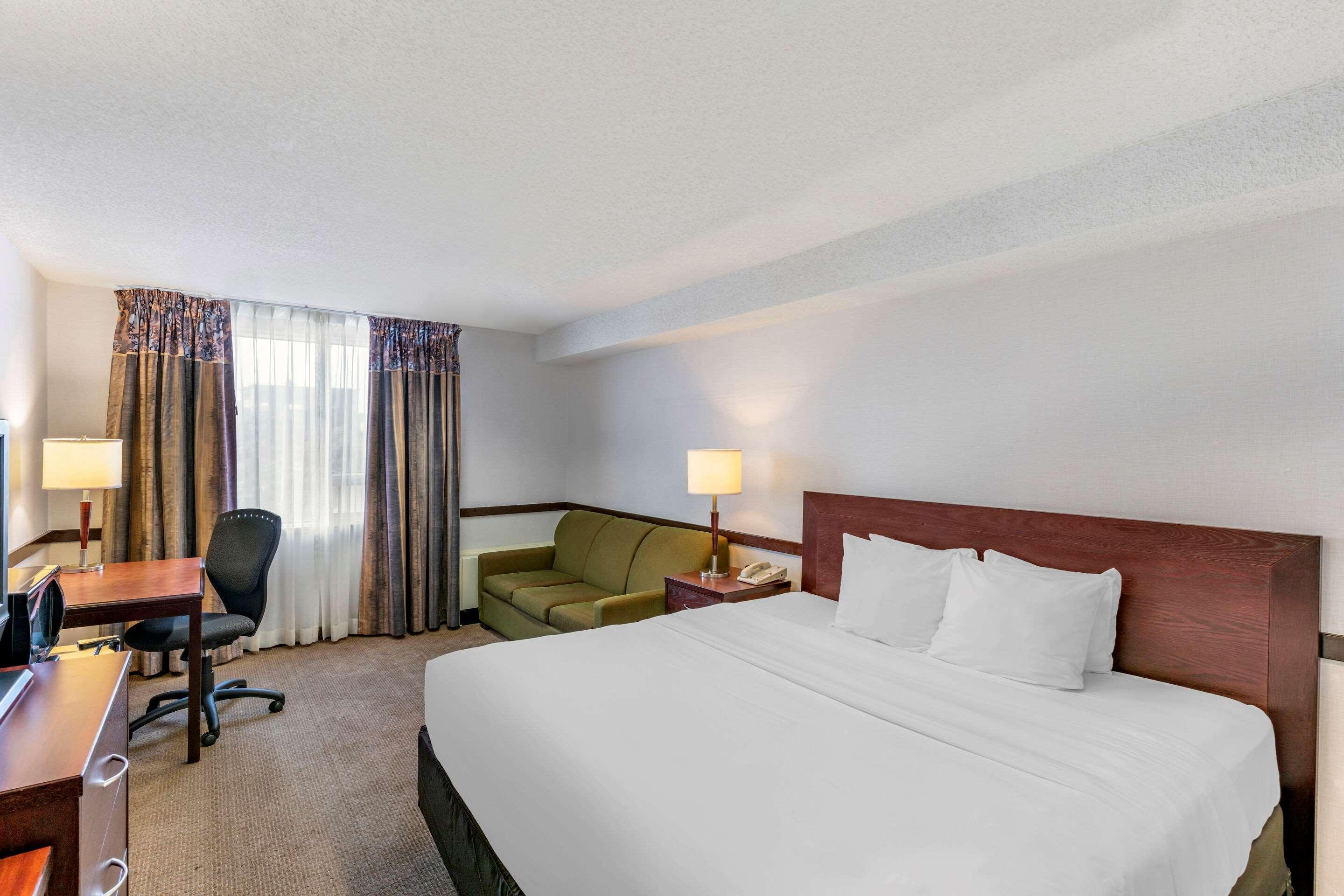 Quality Inn And Suites Montreal East Esterno foto